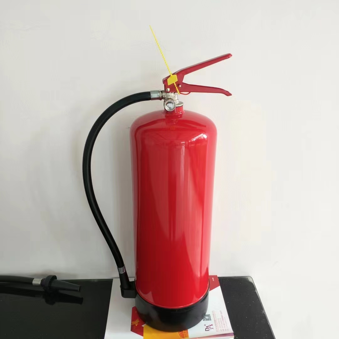 Comment un extincteur à poudre sèche combat-il différents types d’incendies ?