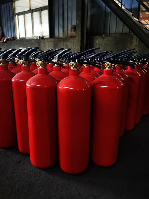 Extincteur à poudre sèche pour liquides inflammables